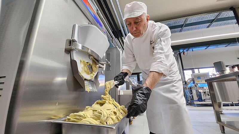 Streng geheim: Pistazien-Eis ohne Milch oder Sahne wird bei Bassanese am Laubanger versuchsweise kreiert.