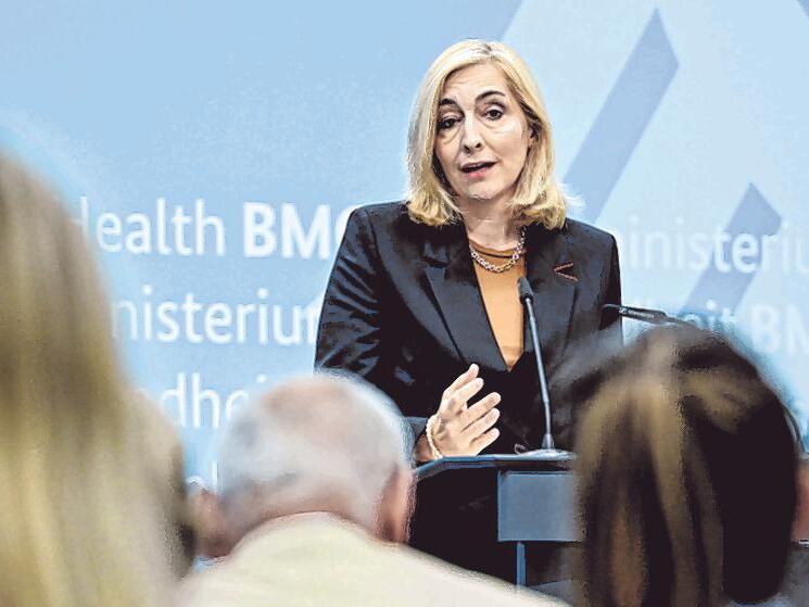 Gesundheitsministerin Nina Warken (CDU) will Lösungen suchen, um eine Erhöhung der Kassenbeiträge zu verhindern.