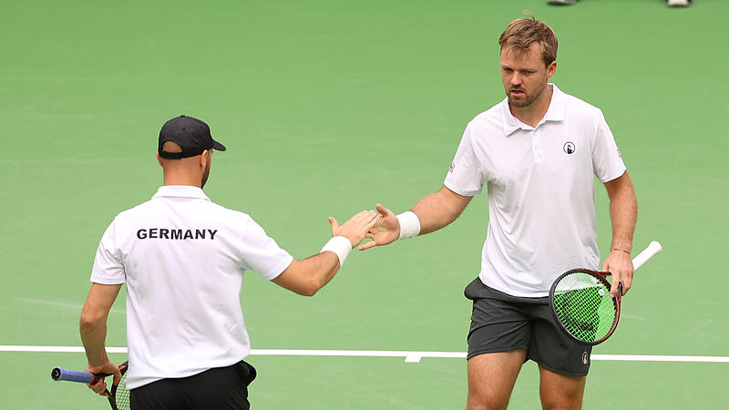 Kevin Krawietz (r.) und Tim P&uuml;tz haben Deutschland bei der Davis-Cup-Qualifikation in F&uuml;hrung gebracht.
