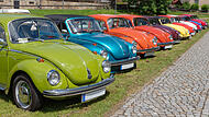 Die Welt des VW K&auml;fers ist bunt, wie dieses Bild von einem Oldtimertreffen beweist.
