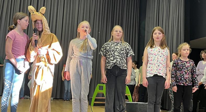 Von Australien &uuml;ber Gr&ouml;nland nach Amerika, China und Afrika f&uuml;hrt die musikalische Reise, hier mit Fanny, Mila, Julia, Enie, Clara und Lynn.