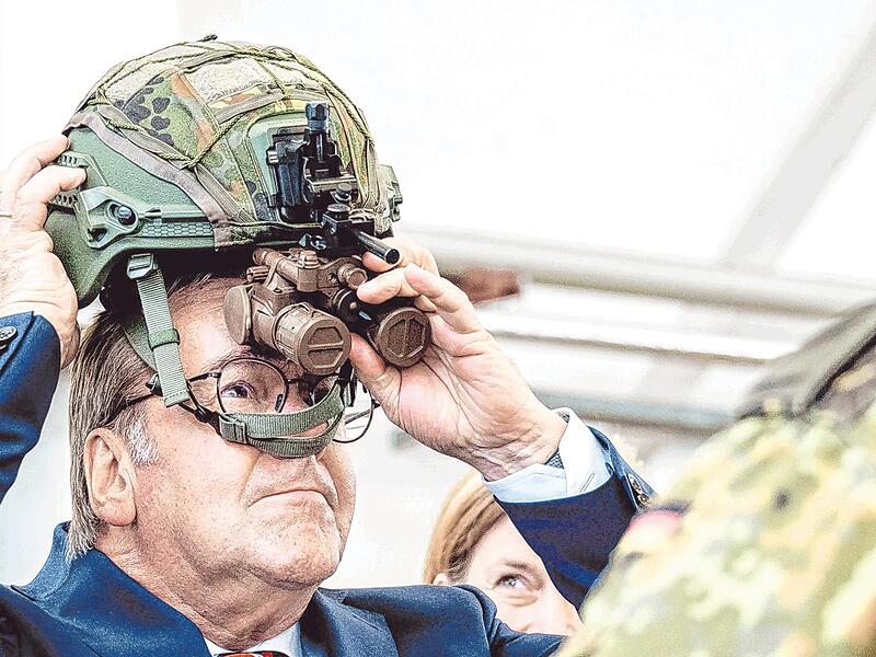 Der Helm ist für den Verteidigungsminister zu klein: Boris Pistorius beim Besuch des Fliegerhorsts im niedersächsischen Schortens. Der Helm ist für den Verteidigungsminister zu klein: Boris Pistorius beim Besuch des Fliegerhorsts im niedersächsischen Schortens.