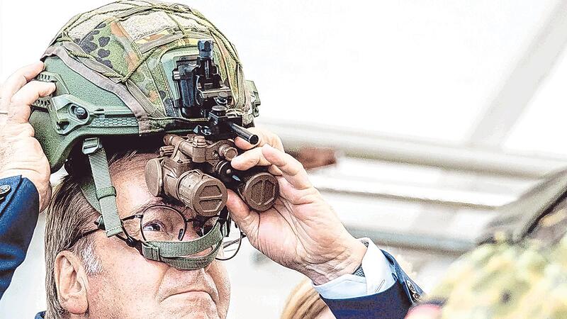 Der Helm ist f&uuml;r den Verteidigungsminister zu klein: Boris Pistorius beim Besuch des Fliegerhorsts im nieders&auml;chsischen Schortens.