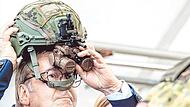 Der Helm ist f&uuml;r den Verteidigungsminister zu klein: Boris Pistorius beim Besuch des Fliegerhorsts im nieders&auml;chsischen Schortens.