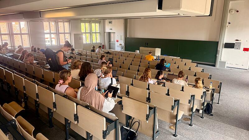 Studenten meinen, dass die Empore in einem H&ouml;rsaal am Marktplatz einsturzgef&auml;hrdet ist. F&uuml;r viele ist es nur eine Frage der Zeit, bis ihnen die Decke auf den Kopf f&auml;llt.