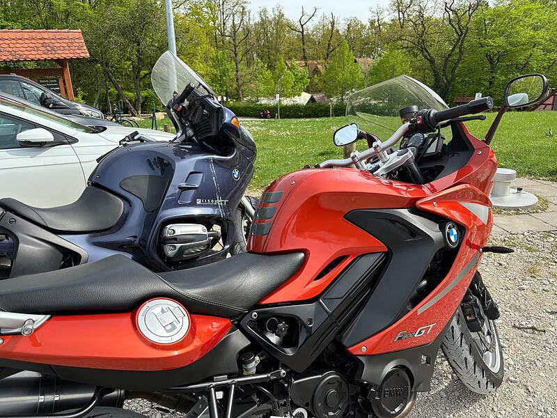 Nicht zuletzt ist auch die Motorradsaison bereits in vollem Gange. Das zeigt sich nicht nur mit einem Blick auf die Parkplätze der Ausflugsziele, sondern ist auf den Straßen in der "Fränkischen" auch nicht mehr zu überhören.Ein bisschen Sommer im April - und die Massen stürmen die Fränkische Schweiz Nicht zuletzt ist auch die Motorradsaison bereits in vollem Gange. Das zeigt sich nicht nur mit einem Blick auf die Parkplätze der Ausflugsziele, sondern ist auf den Straßen in der "Fränkischen" auch nicht mehr zu überhören.