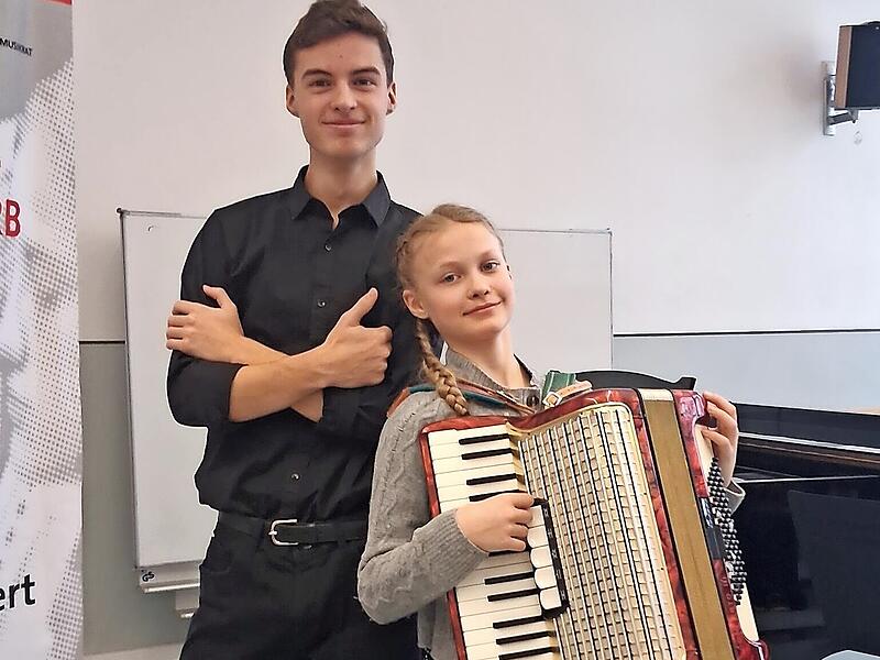 Ivana Schwinn erreichte mit ihrem Akkordeon bei „Jugend musiziert“ in der Sparte „Akkordeon-Kammermusik“ in der Altersgruppe IV einen 1. Preis mit Weiterleitung zum Landeswettbewerb. Begleitet wurde sie von ihrem Bruder Valentin am Klavier. Ivana Schwinn erreichte mit ihrem Akkordeon bei „Jugend musiziert“ in der Sparte „Akkordeon-Kammermusik“ in der Altersgruppe IV einen 1. Preis mit Weiterleitung zum Landeswettbewerb. Begleitet wurde sie von ihrem Bruder Valentin am Klavier.