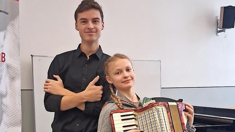 Ivana Schwinn erreichte mit ihrem Akkordeon bei &bdquo;Jugend musiziert&ldquo; in der Sparte &bdquo;Akkordeon-Kammermusik&ldquo; in der Altersgruppe IV einen 1. Preis mit Weiterleitung zum Landeswettbewerb. Begleitet wurde sie von ihrem Bruder Valentin am Klavier.
