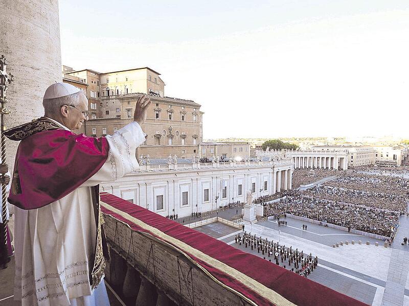 Der US-Amerikaner Robert Francis Prevost kurz nach seiner Wahl auf dem Balkon des Petersdoms. „Der Friede sei mit euch allen!“, waren seine ersten Worte als Papst Leo XIV. Der US-Amerikaner Robert Francis Prevost kurz nach seiner Wahl auf dem Balkon des Petersdoms. „Der Friede sei mit euch allen!“, waren seine ersten Worte als Papst Leo XIV.