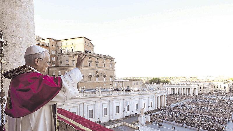 Der US-Amerikaner Robert Francis Prevost kurz nach seiner Wahl auf dem Balkon des Petersdoms. &bdquo;Der Friede sei mit euch allen!&ldquo;, waren seine ersten Worte als Papst Leo XIV.