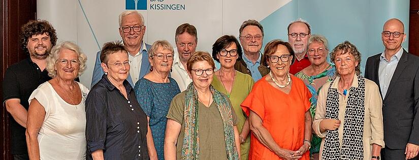 Der Seniorenbeirat in Bad Kissingen ist neu gewählt. Unser Bild zeigt Oberbürgermeister Dirk Vogel (rechts), Philipp Pfülb, Leiter Jugend, Familie und Soziales (links), den Stadtratsbeauftragtem für Senioren, Thomas Menz (sechster von links). Vors... Der Seniorenbeirat in Bad Kissingen ist neu gewählt. Unser Bild zeigt Oberbürgermeister Dirk Vogel (rechts), Philipp Pfülb, Leiter Jugend, Familie und Soziales (links), den Stadtratsbeauftragtem für Senioren, Thomas Menz (sechster von links). Vors...