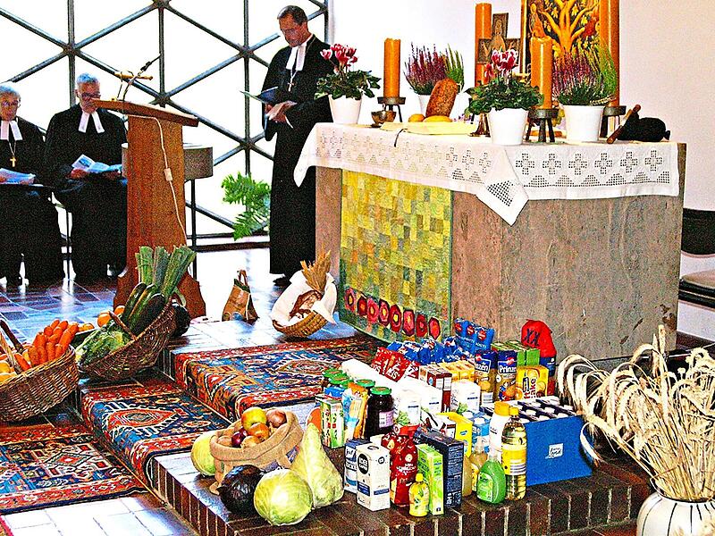 Nach dem Erntedankgottesdienst wurden die Kerzen ein letztes Mal gel&ouml;scht und in einem feierlichen Akt die liturgischen Elemente entfernt.Herbert Knoth