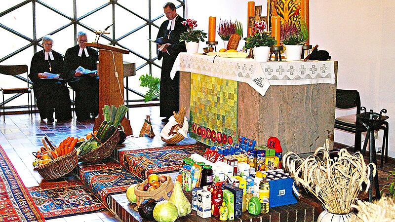 Nach dem Erntedankgottesdienst wurden die Kerzen ein letztes Mal gel&ouml;scht und in einem feierlichen Akt die liturgischen Elemente entfernt.Herbert Knoth