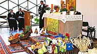 Nach dem Erntedankgottesdienst wurden die Kerzen ein letztes Mal gelöscht und in einem feierlichen Akt die liturgischen Elemente entfernt.Herbert Knoth Nach dem Erntedankgottesdienst wurden die Kerzen ein letztes Mal gelöscht und in einem feierlichen Akt die liturgischen Elemente entfernt.Herbert Knoth