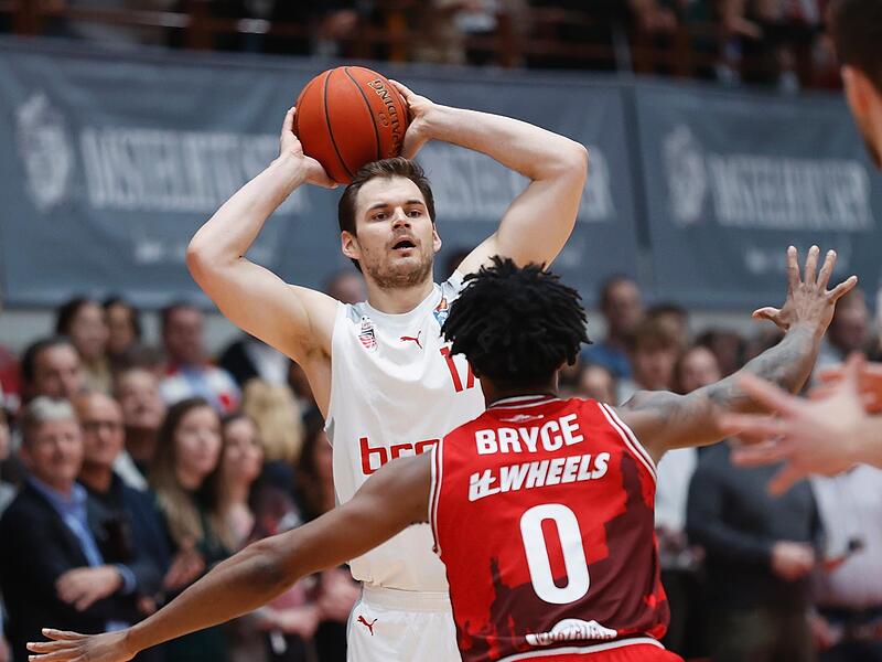 Die Punktausbeute von Jaromir Bohacik (am Ball) blieb mit sechs überschaubar, der Tscheche war aber Bambergs bester Rebounder mit neun Abprallern.