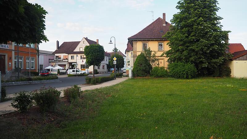 Auf das Grundstück (Grünfläche) gegenüber dem alten Rathaus soll das neue Rathaus gebaut werden. Auch über das Gebäude der ehemaligen Bäckerei (gelbes Haus) ging es in der Gemeinderatssitzung von Weidhausen.
