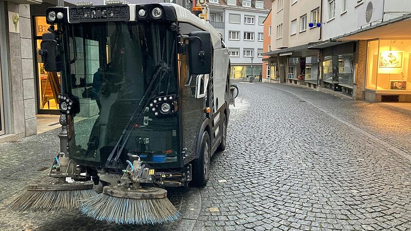 Mit ihren rotierenden Rundbesen sorgt die Kehrvorrichtung für Sauberkeit in der Stadt. Mit ihren rotierenden Rundbesen sorgt die Kehrvorrichtung für Sauberkeit in der Stadt.