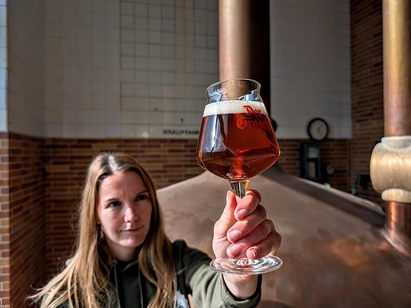 Silvana Goller, Braumeisterin, Grosch Rödental, hält ein Glas Bockbier hoch