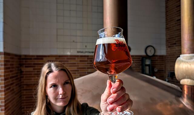 Silvana Goller, Braumeisterin, Grosch Rödental, hält ein Glas Bockbier hoch