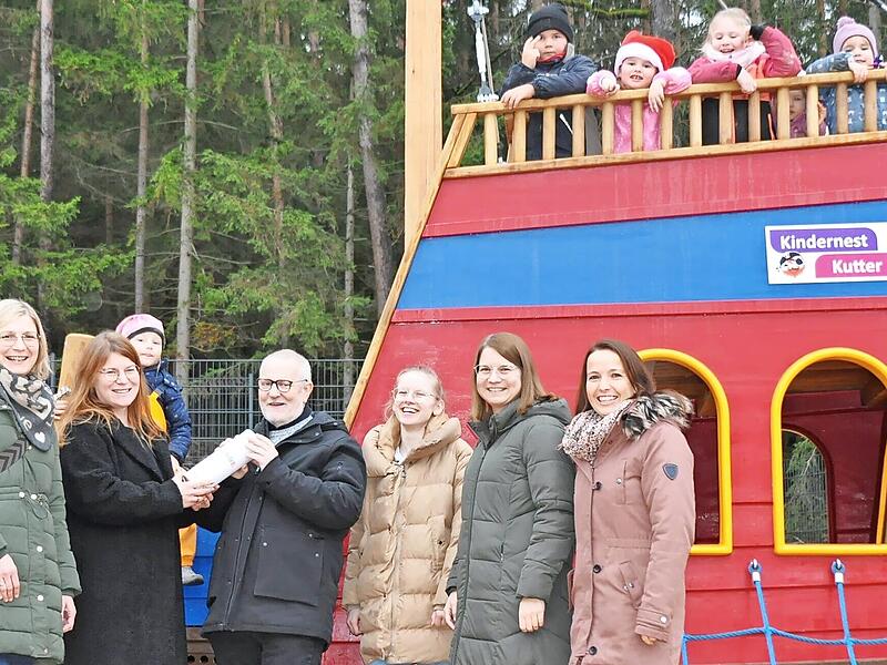 Bei der offiziellen &Uuml;bergabe waren Silvia Str&ouml;hdecke, Kathrin Stark, Gotthard Lehner (Klinikleitung), Emilia H&auml;mmer (stellvertretende Leitung des Kindernests Sternstunden), Claudia Kern und Klarissa Lindner anwesend.