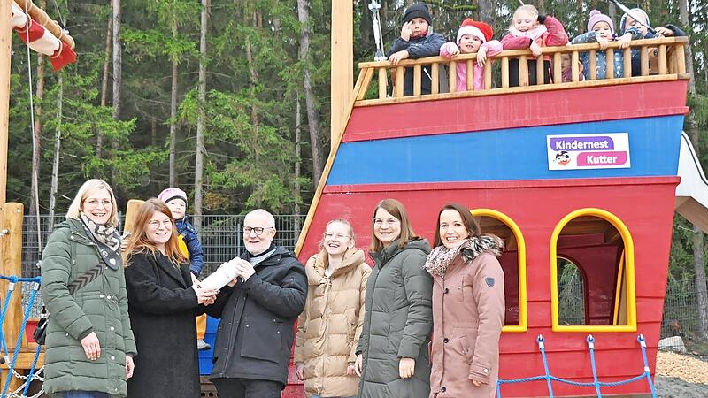Bei der offiziellen &Uuml;bergabe waren Silvia Str&ouml;hdecke, Kathrin Stark, Gotthard Lehner (Klinikleitung), Emilia H&auml;mmer (stellvertretende Leitung des Kindernests Sternstunden), Claudia Kern und Klarissa Lindner anwesend.