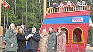 Bei der offiziellen &Uuml;bergabe waren Silvia Str&ouml;hdecke, Kathrin Stark, Gotthard Lehner (Klinikleitung), Emilia H&auml;mmer (stellvertretende Leitung des Kindernests Sternstunden), Claudia Kern und Klarissa Lindner anwesend.