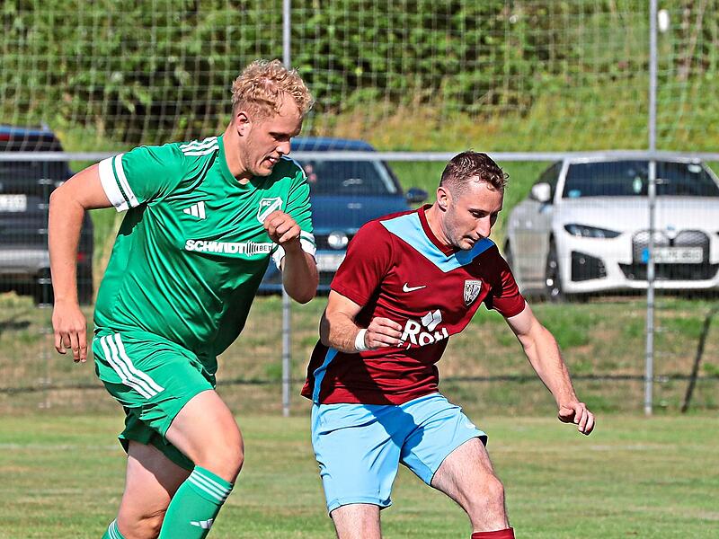 Der Heiligenstadter Maximilian Ott (links) attackiert Jan V&ouml;lkl von der SG Zeckendorf/Sche&szlig;litz.sportpress