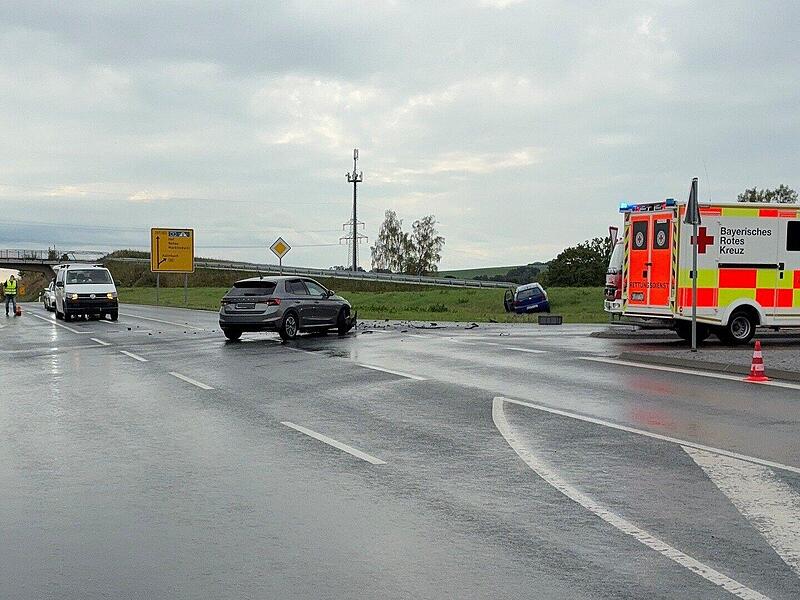Unfall im Kreis Kulmbach: Autofahrerin &uuml;bersieht Gegenverkehr &ndash; zwei Verletzte