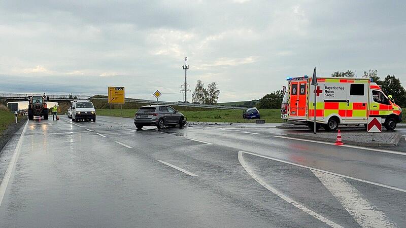 Unfall im Kreis Kulmbach: Autofahrerin übersieht Gegenverkehr – zwei Verletzte Unfall im Kreis Kulmbach: Autofahrerin übersieht Gegenverkehr – zwei Verletzte