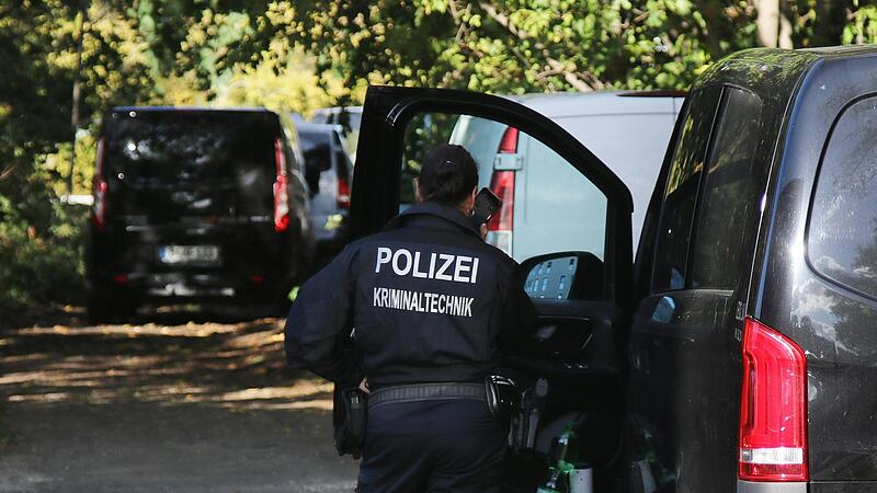 Eine Kriminaltechnikerin steht in der N&auml;he  des  S-Bahnhofs Berlin-Hohensch&ouml;nhausen. Die Bahn wurde Opfer eines gezielten Angriffs. Es handelt sich um Sabotage.