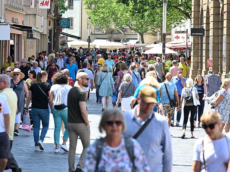 Die Bamberger Innenstadt rund um Grüner Markt und Obstmarkt lockt zum Bummeln und Einkaufen.