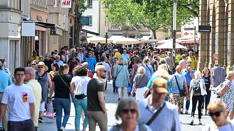 Die Bamberger Innenstadt rund um Grüner Markt und Obstmarkt lockt zum Bummeln und Einkaufen. Die Bamberger Innenstadt rund um Grüner Markt und Obstmarkt lockt zum Bummeln und Einkaufen.