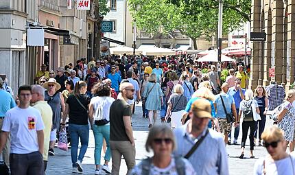 Die Bamberger Innenstadt rund um Grüner Markt und Obstmarkt lockt zum Bummeln und Einkaufen. Die Bamberger Innenstadt rund um Grüner Markt und Obstmarkt lockt zum Bummeln und Einkaufen.