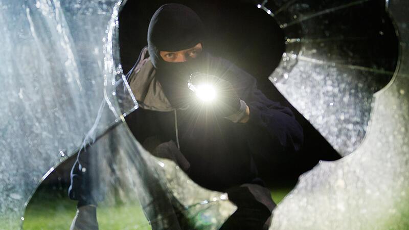 Ein oder mehrere unbekannte Täter sind am Wochenende in ein Werk der Lebenshilfe in Bamberg eingebrochen und haben Bargeld und E-Bikes im Wert von insgesamt mindestens 250.000 Euro gestohlen. Ein oder mehrere unbekannte Täter sind am Wochenende in ein Werk der Lebenshilfe in Bamberg eingebrochen und haben Bargeld und E-Bikes im Wert von insgesamt mindestens 250.000 Euro gestohlen.