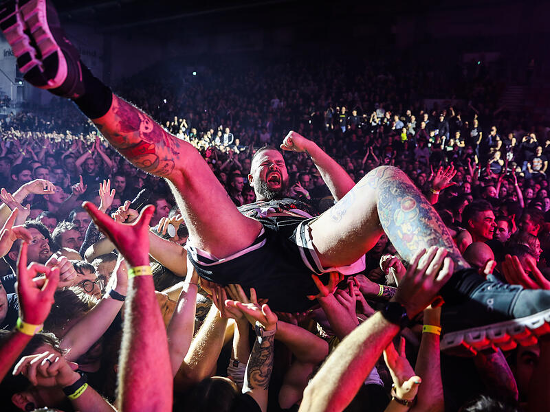 Crowdsurfing: &bdquo;Feine Sahne Fischfilet&ldquo; 2025 in Bamberg