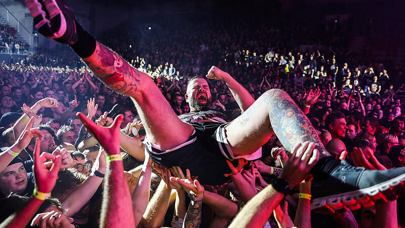 Crowdsurfing: &bdquo;Feine Sahne Fischfilet&ldquo; 2025 in Bamberg