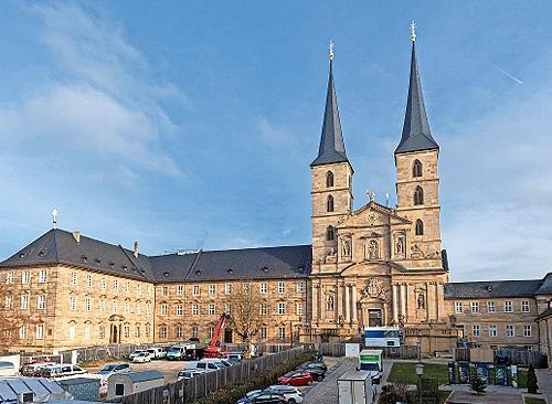 Die Westfassade von St. Michael.