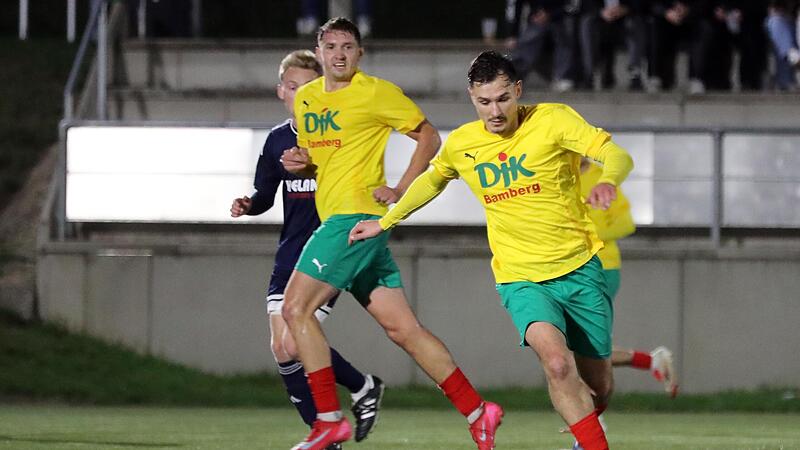 Vlad Saprykin (am Ball) schoss mit seinen beiden Toren die DJK Don Bosco Bamberg am Freitagabend in der ersten Halbzeit auf die Siegerstra&szlig;e.