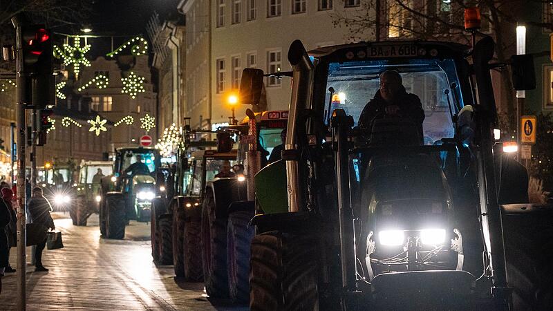 Der Demozug aus etwa 80 Traktoren fuhr unter anderem durch die Lange Straße in Bamberg Der Demozug aus etwa 80 Traktoren fuhr unter anderem durch die Lange Straße in Bamberg