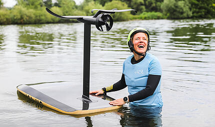 eFoilen in BambergIn Bamberg kann man jetzt &uuml;bers Wasser fliegen!