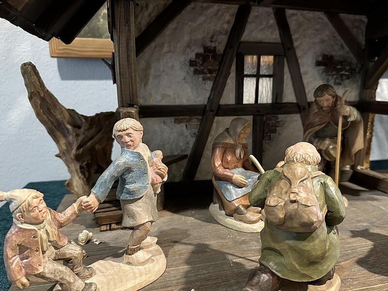 Maria und Josef, wie man sich das Paar in der Rhön hätte vorstellen können, mit Holzschuhen, Wanderstab und Laterne.