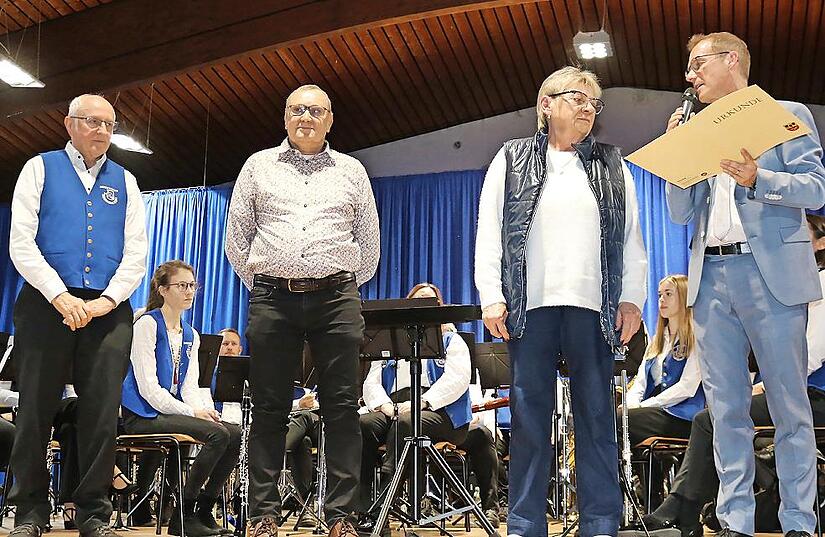 B&uuml;rgermeister Wolfgang Desel (rechts) zeichnete (v.l.) Karl Berberich, Bernhard Dremel und Margareta Peter unter gro&szlig;em Beifall f&uuml;r Engagement aus.