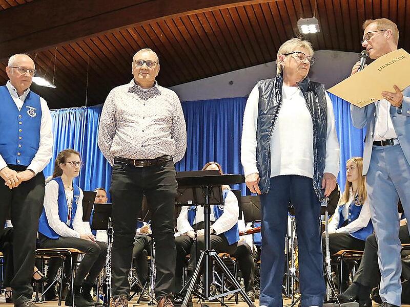 B&uuml;rgermeister Wolfgang Desel (rechts) zeichnete (v.l.) Karl Berberich, Bernhard Dremel und Margareta Peter unter gro&szlig;em Beifall f&uuml;r Engagement aus.