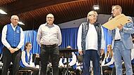 Bürgermeister Wolfgang Desel (rechts) zeichnete (v.l.) Karl Berberich, Bernhard Dremel und Margareta Peter unter großem Beifall für Engagement aus. Bürgermeister Wolfgang Desel (rechts) zeichnete (v.l.) Karl Berberich, Bernhard Dremel und Margareta Peter unter großem Beifall für Engagement aus.