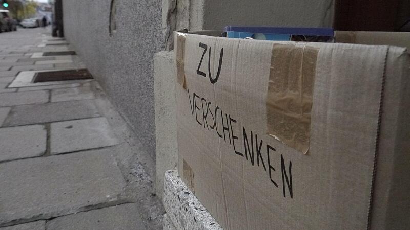 In Bamberg findet man in  Zu-Verschenken-Kisten oft B&uuml;cher oder K&uuml;chenutensilien.