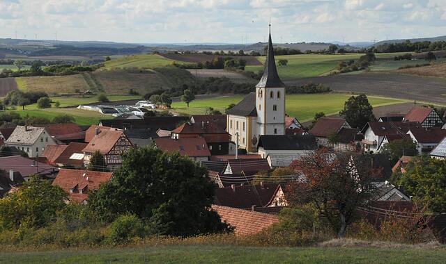 Das Örtchen Nassach liegt wunderbar in der fränkischen Landschaft am Haßbergtrauf. Das Örtchen Nassach liegt wunderbar in der fränkischen Landschaft am Haßbergtrauf.