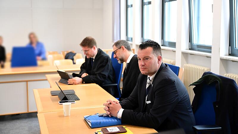 David Bendels mit seinen beiden Rechtsanwälten Michael Baitinger aus Rüsselsheim und Peter Richter aus Saarbrücken