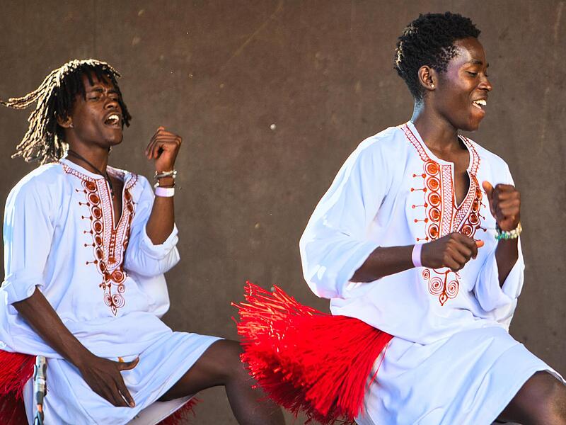 Die Sosolya Undugu Dance Academy ist eine Tanzgruppe aus Uganda, die sich für sozial benachteiligte Kinder und Jugendliche einsetzt.Forchheim & Fränkische Schweiz Die Sosolya Undugu Dance Academy ist eine Tanzgruppe aus Uganda, die sich für sozial benachteiligte Kinder und Jugendliche einsetzt.Forchheim & Fränkische Schweiz