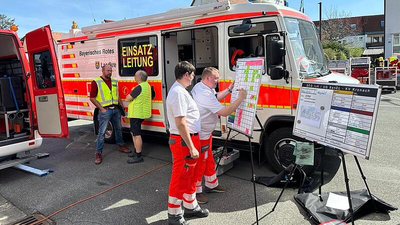 Die Dokumentationsarbeiten der Unterstützungsgruppe Sanitätseinsatzleitung beinhalten auch die Anzahl an Verletzten und die Schwere der Verletzungen.