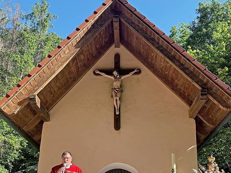 Zum 40. Mal wurde an der Mutter-Gottes-Kapelle in Neuses-Poxstall Gottesdienst gefeiert. Pfarrer Florian Stark hielt die Predigt. Die Kapelle wurde in den 1980er Jahren renoviert und wird seither von der Dorfgemeinschaft in Eigenleistung erhalten.